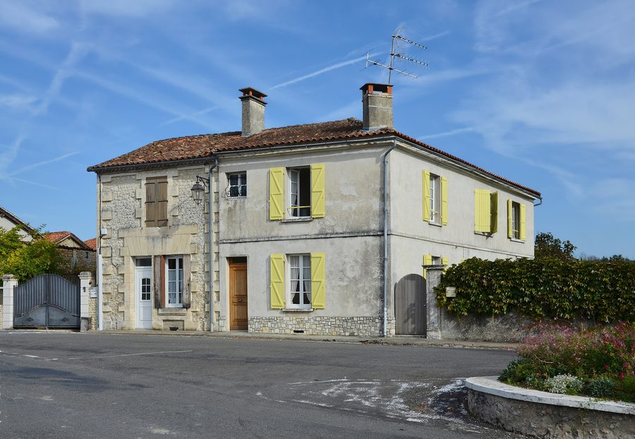 Maison de village traditionnelle au bord de la route D 24 à Salles-Lavalette dans le département de la Charente