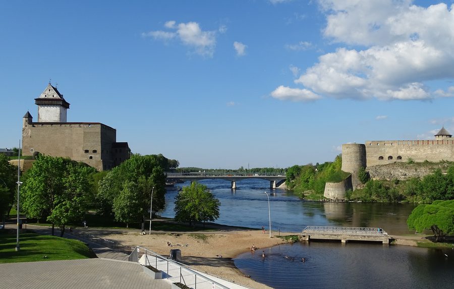 Château Hermann à Narva et forteresse d’Ivangorod de l’autre côté de la rivière Narva