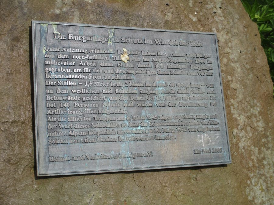 Motte de la fortification de basse plaine d’Alpen avec plaque commémorative et accès au tunnel de protection