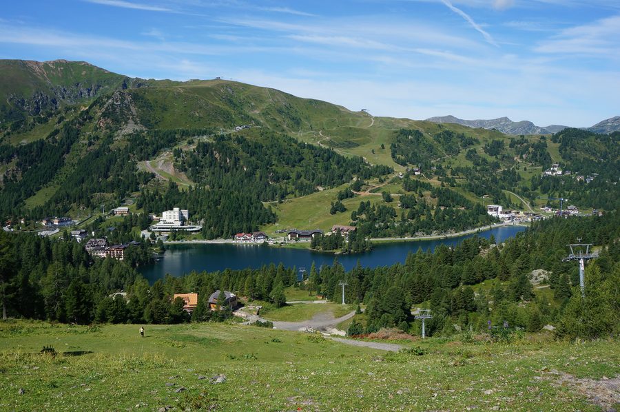 Lac Turracher dans les Nockberge avec un paysage alpin de montagne
