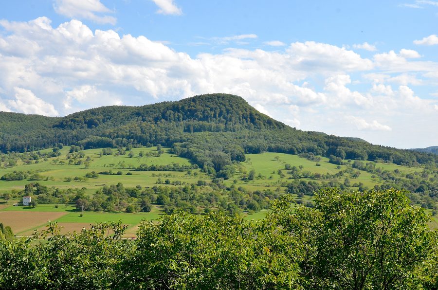 Filsenberg près de Mössingen-Öschingen avec la vallée de l’Öschenbach et les zones protégées du paysage au pied de l’Alb