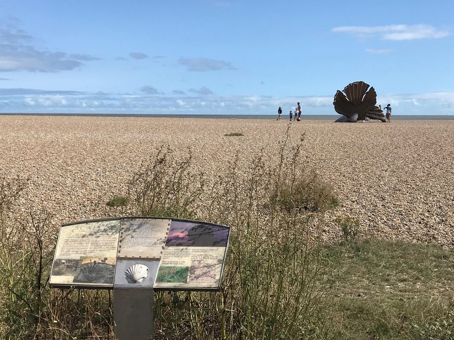 La sculpture The Scallop sur la plage de galets près d'Aldeburgh
