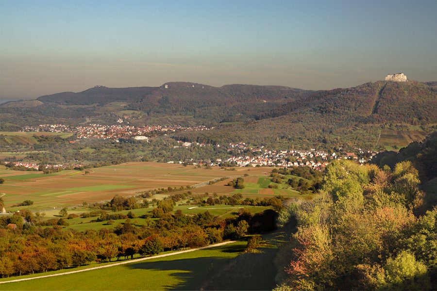 Vue sur le bord du Jura souabe avec le château de Hohenneuffen