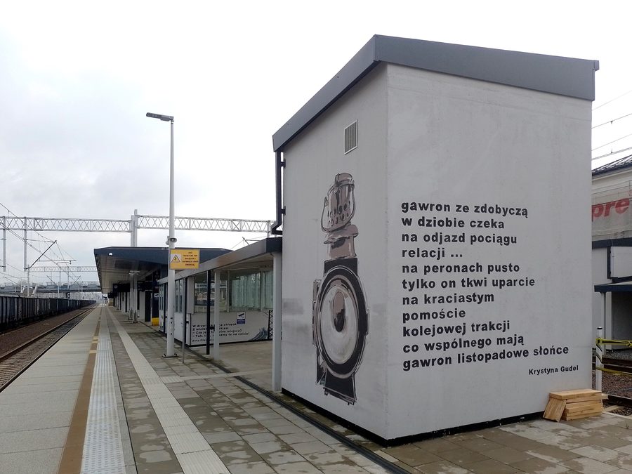 Shaft de fenêtre dans la gare de Czechowice-Dziedzice recouvert d’une fresque murale de poésie
