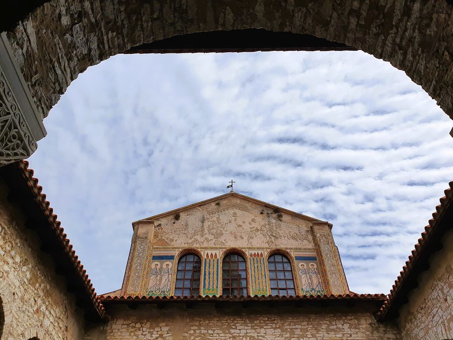 Cour intérieure de la basilique euphrasienne à Poreč