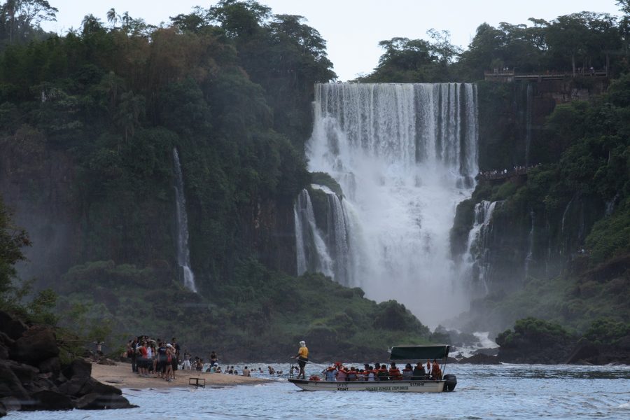 Large cascade des chutes d’Iguazú dans un paysage densément boisé