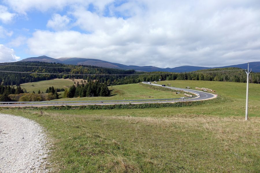 Paysage près de Telgárt dans le Horehronie avec la montagne Kráľova hoľa en arrière-plan