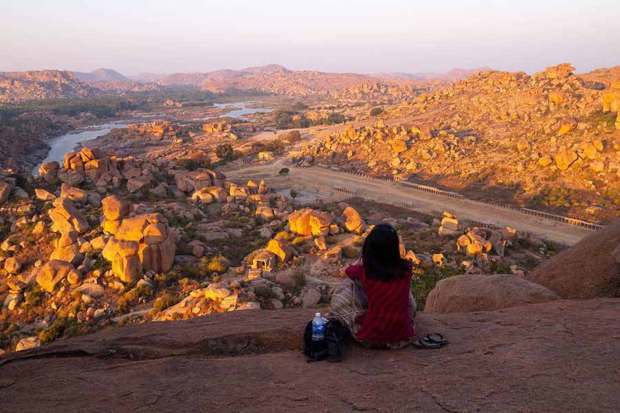 Paysage historique de collines de granit de Hampi au coucher du soleil, vu depuis Matanga Hill