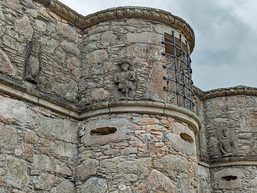 Vue extérieure de Tolquhon Castle dans le paysage de l'Aberdeenshire