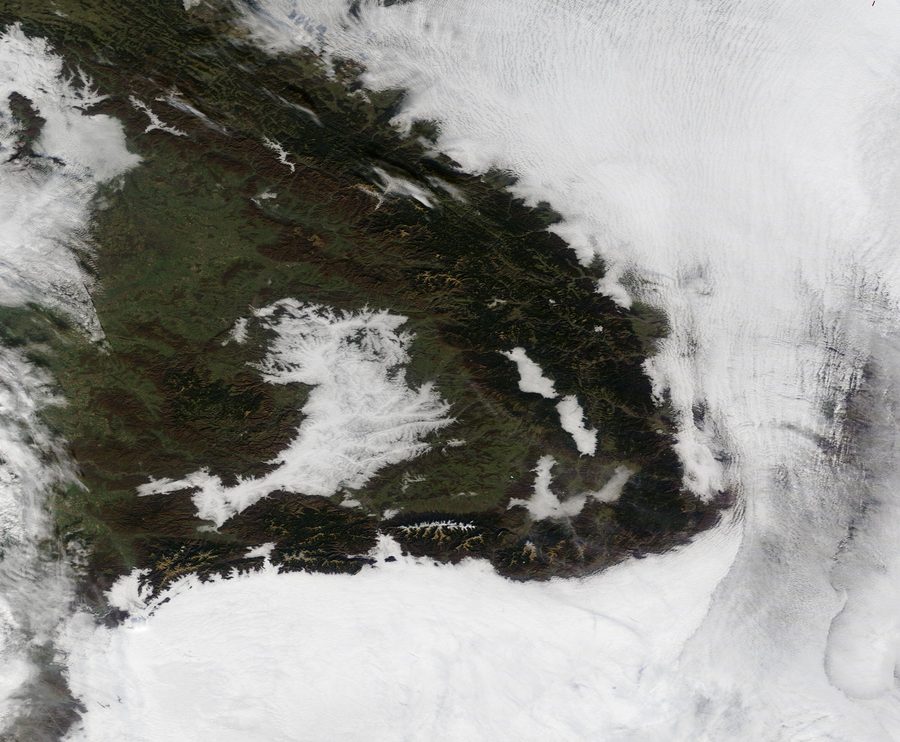 Image satellite des Carpates, entourées de brouillard et de nuages.
