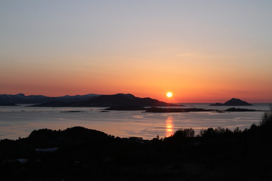 Kvamsøy vue depuis Larsnes avec un paysage côtier dans la lumière du soir