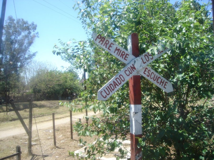 Passage à niveau à Perico avec un panneau d’avertissement des trains