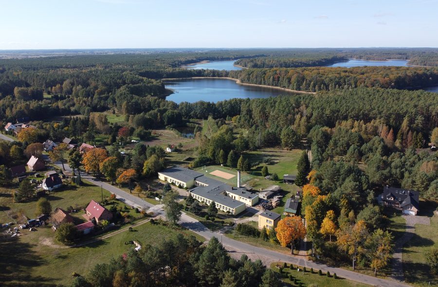 École du village de Łasko vue du ciel depuis l’est