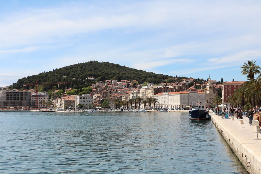 Colline de Marjan au-dessus de Split sur la côte adriatique