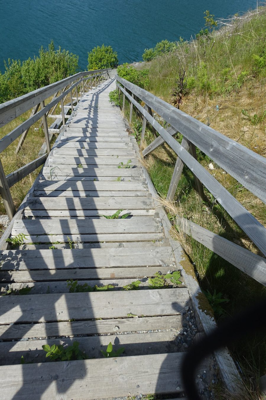 Escalier en bois à Langfossen descendant vers l’Åkrafjord devant un paysage de montagne abrupt