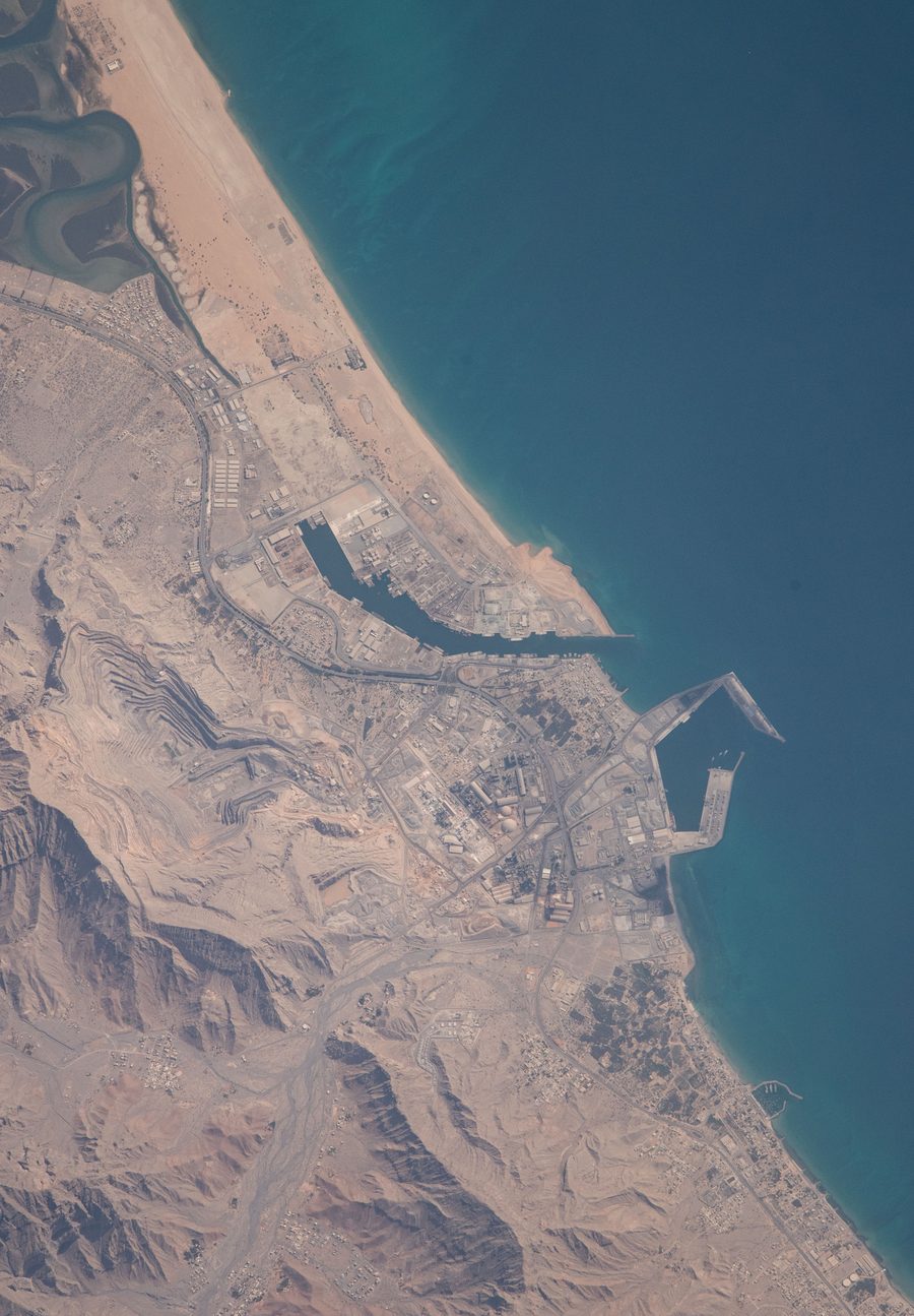 Vue aérienne de la côte de Ras Al Khaimah sur le golfe Arabique avec une crête montagneuse en arrière-plan