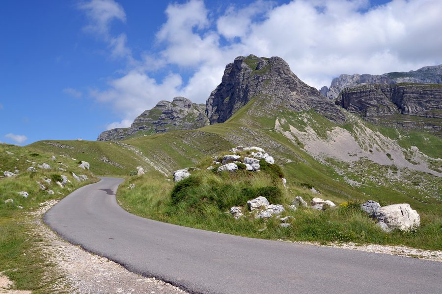 Massif du Durmitor au Monténégro avec la route P-14 et Uvita Greda
