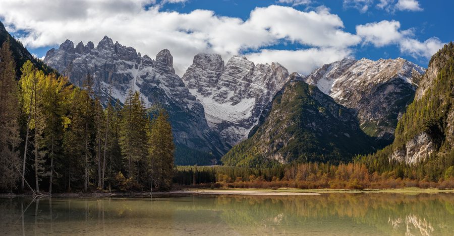 Sommets dolomitiques du groupe Cristallo au-dessus du Lago di Landro
