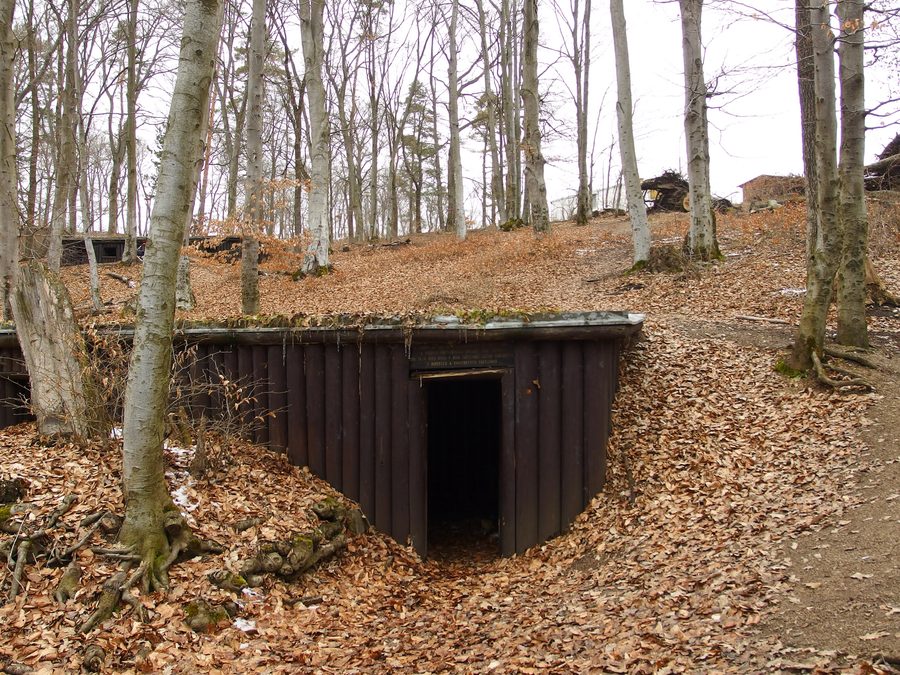 Bunker partisan sur la colline boisée de Jankov Vŕšok près d’Uhrovec