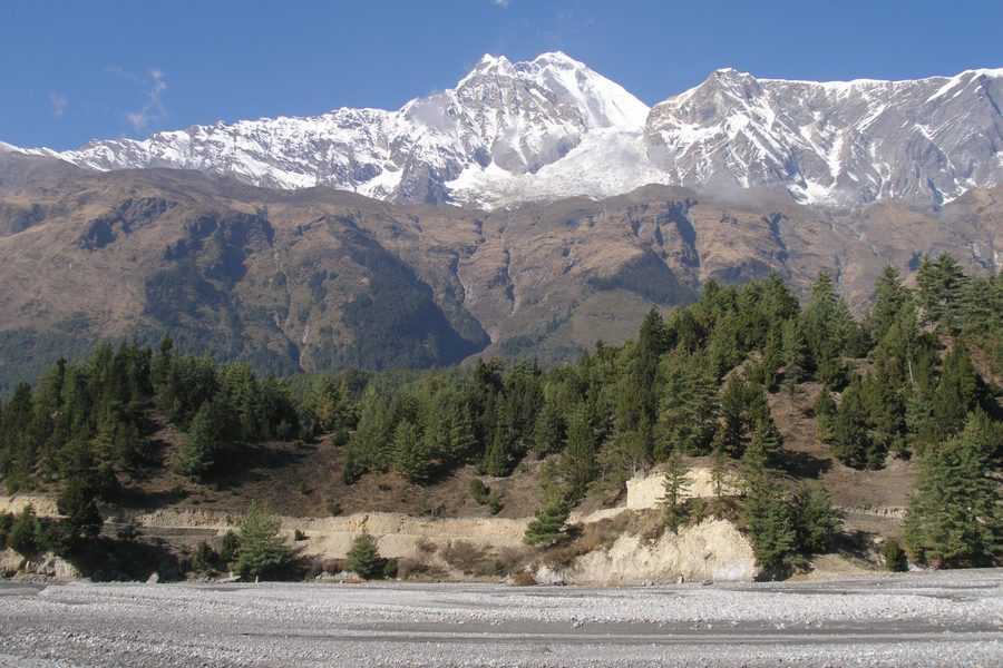 Dhaulagiri Himal au-dessus de la vallée de la Kali Gandaki au Népal
