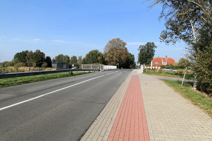 Rue Burgstraße avec pont au-dessus du canal Nordgeorgsfehnkanal à Detern