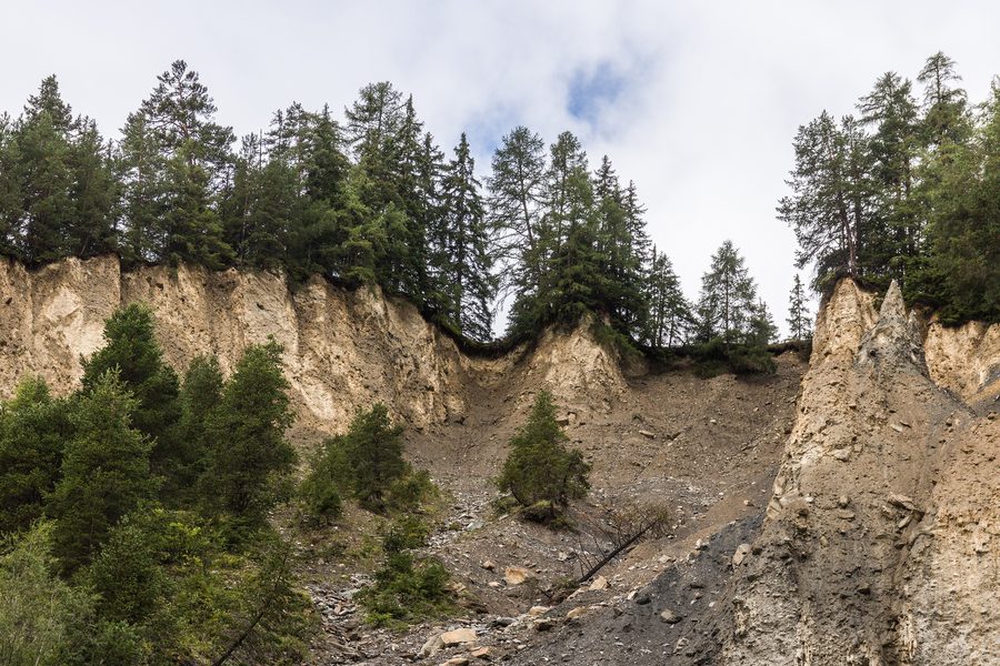 Paysage d’érosion au-dessus de la route de montagne de Sent vers le Val Sinestra