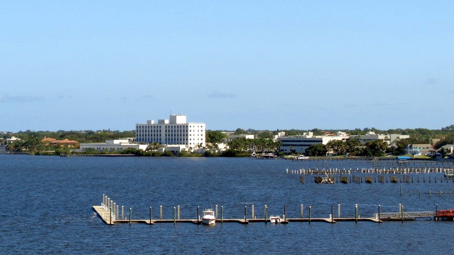 Vue du centre-ville de Stuart, en Floride, regardant vers le sud-est depuis le Roosevelt Bridge