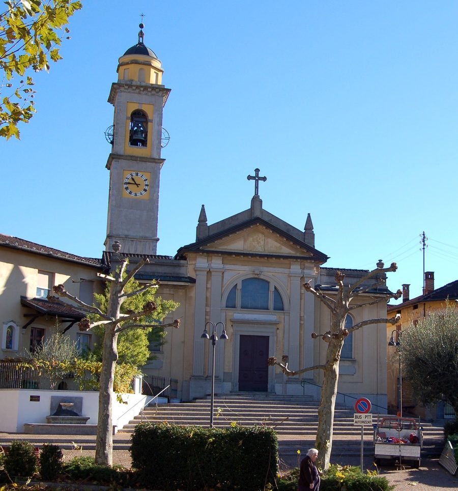 Vue extérieure de l’église Santa Croce à Vacallo au Tessin