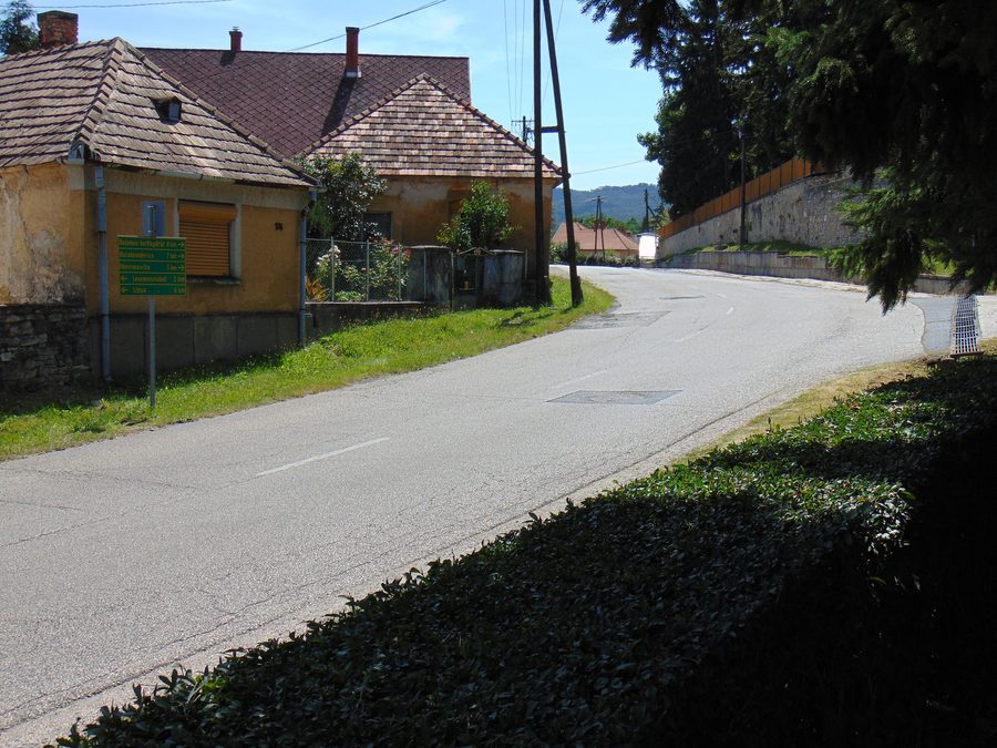 La route 7342 à Lesencetomaj avec vue en direction de Várvölgy