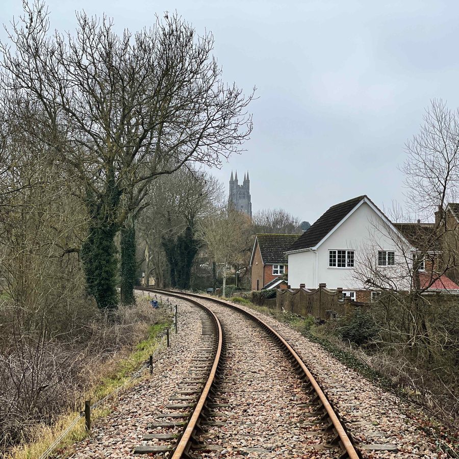 Train du Kent and East Sussex Railway se dirigeant vers Tenterden à travers la campagne