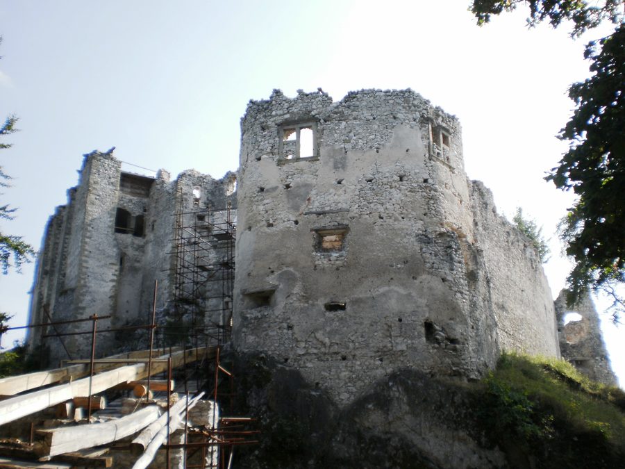 Ruine du château d’Uhrovec sur une colline boisée