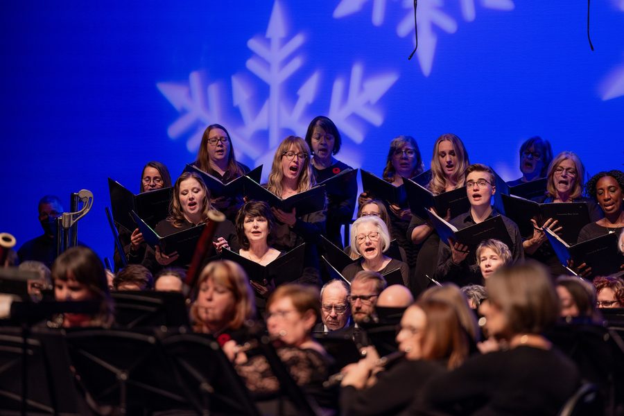 Chœur et fanfare en concert au Winspear Centre à Edmonton.