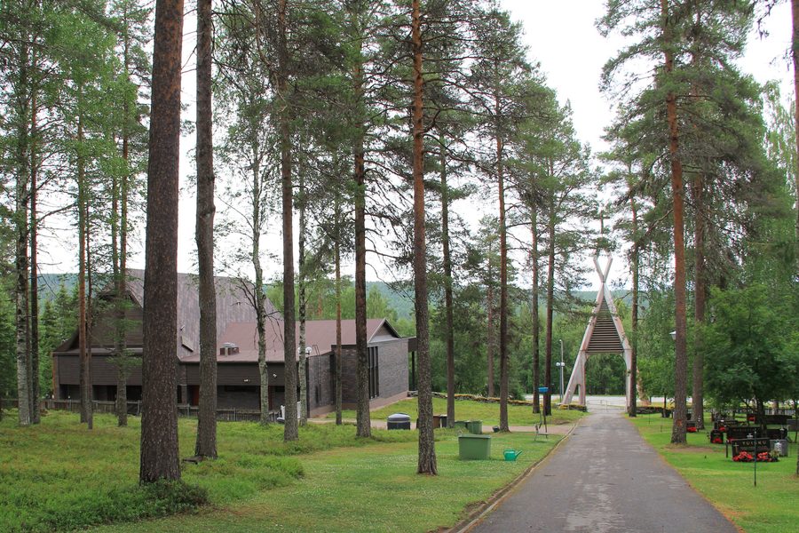 Cimetière de Sinettä à Rovaniemi avec chapelle et tour-cloche à l’entrée