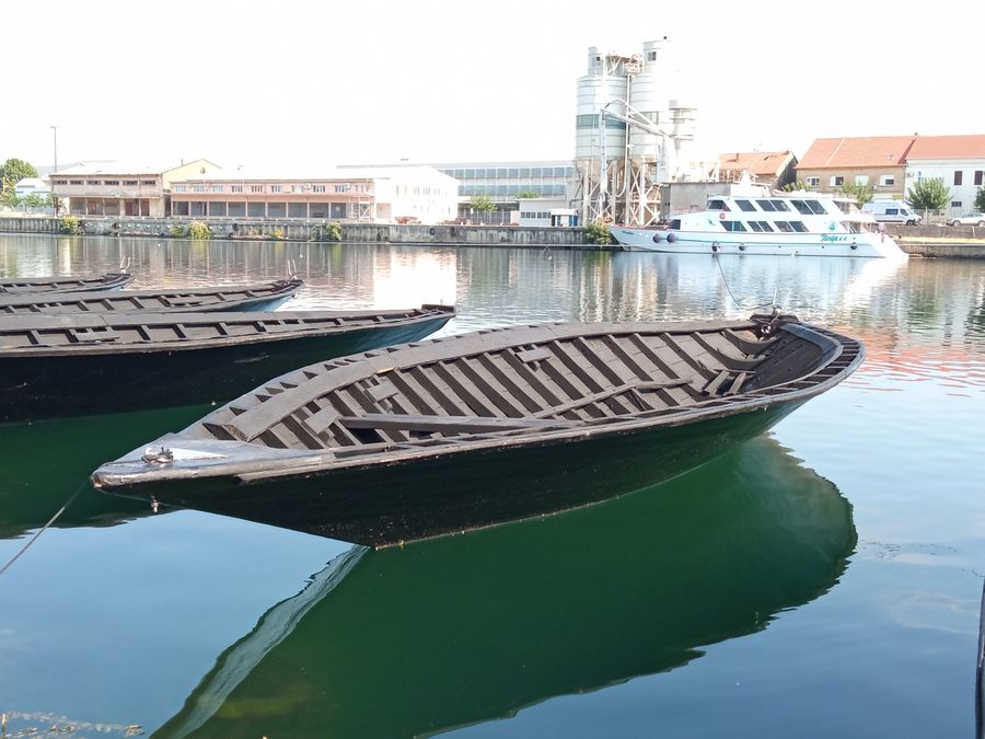 Lađa, embarcation traditionnelle de la vallée de la Neretva, dans le port de Metković