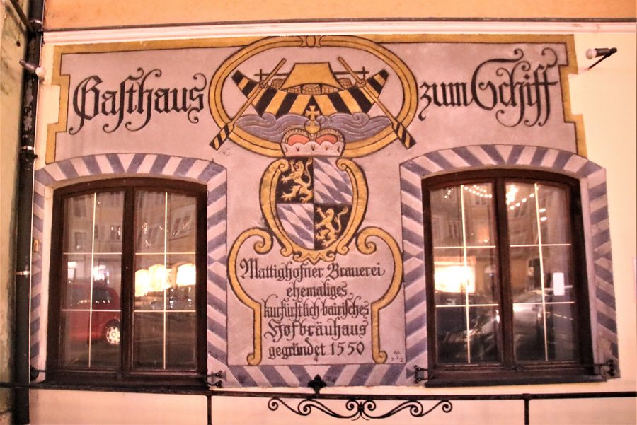 Auberge Zum Schiff sur la place de la ville de Braunau am Inn