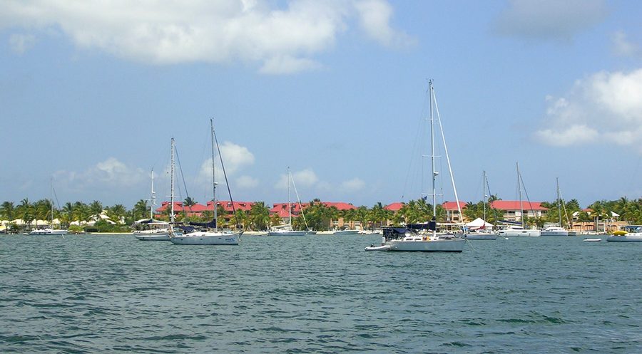 Maisons et voiliers sur la côte de Sint Maarten