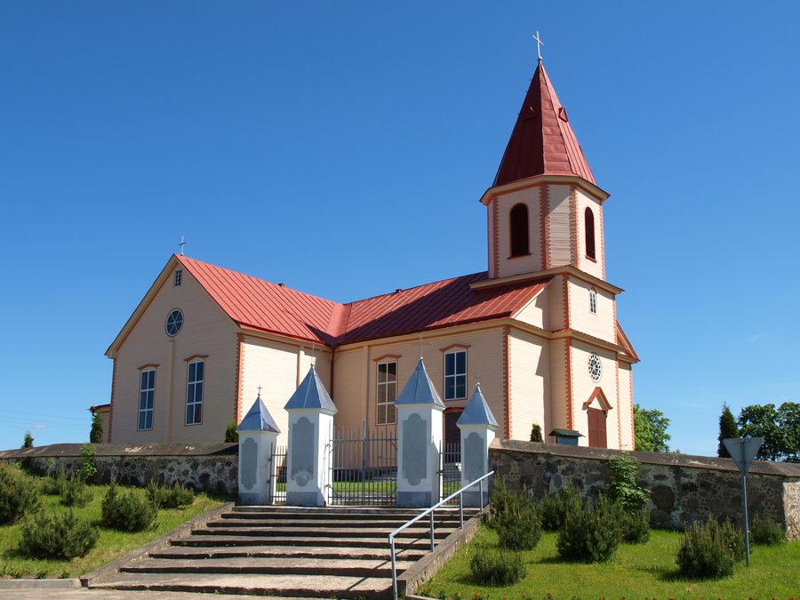 Vue extérieure de l’église de Rimšė dans le district d’Ignalina, Lituanie