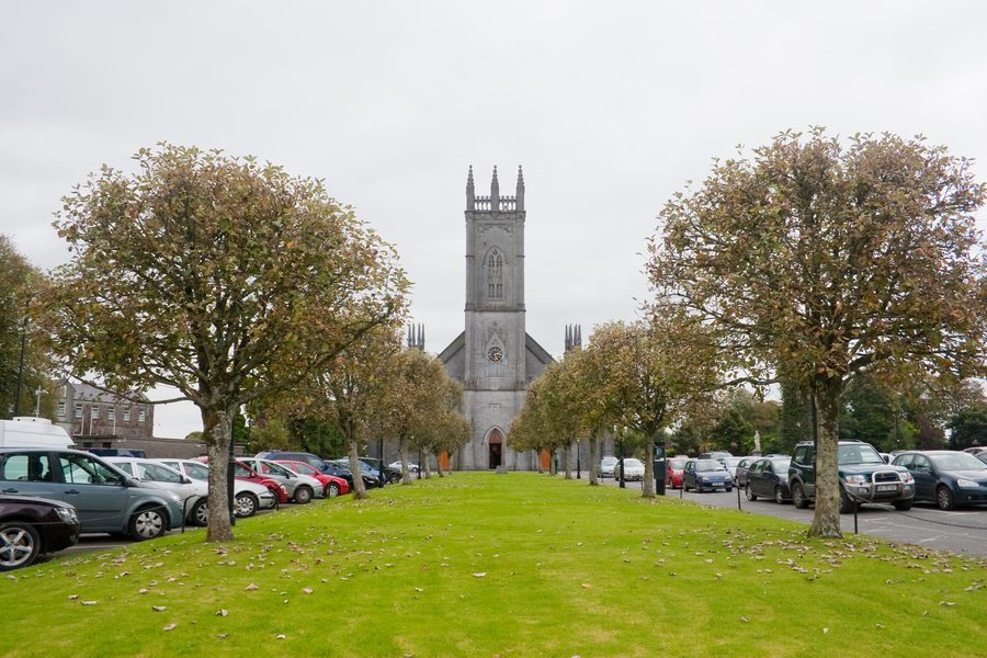 Façade ouest de la cathédrale de l’Assomption à Tuam, comté de Galway