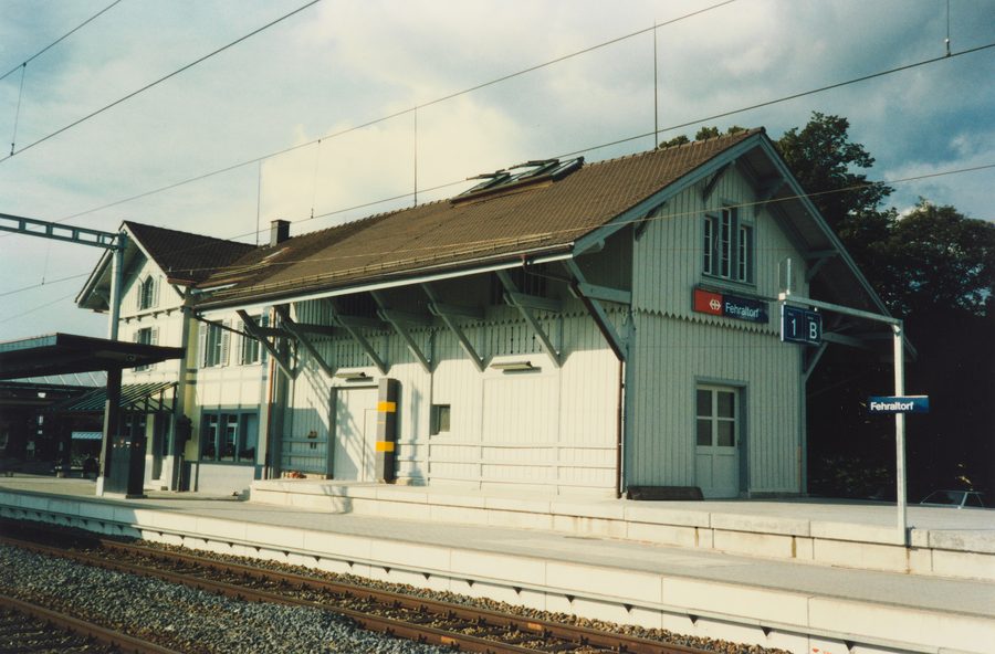Bâtiment historique de la gare de Fehraltorf avec halle aux marchandises du côté des voies