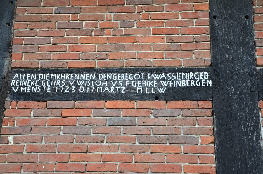 Inscription sur poutre sur une grange historique dans le quartier des granges de Bassum-Neubruchhausen