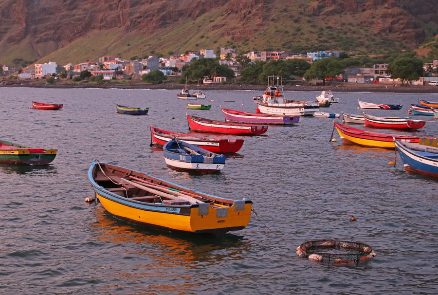 Petits bateaux de pêche dans le port de Tarrafal à São Nicolau