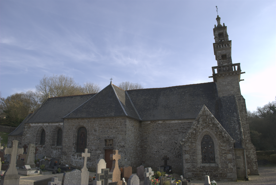 Vue orientale de l’église Saint-Iltud dans le centre de Coadout