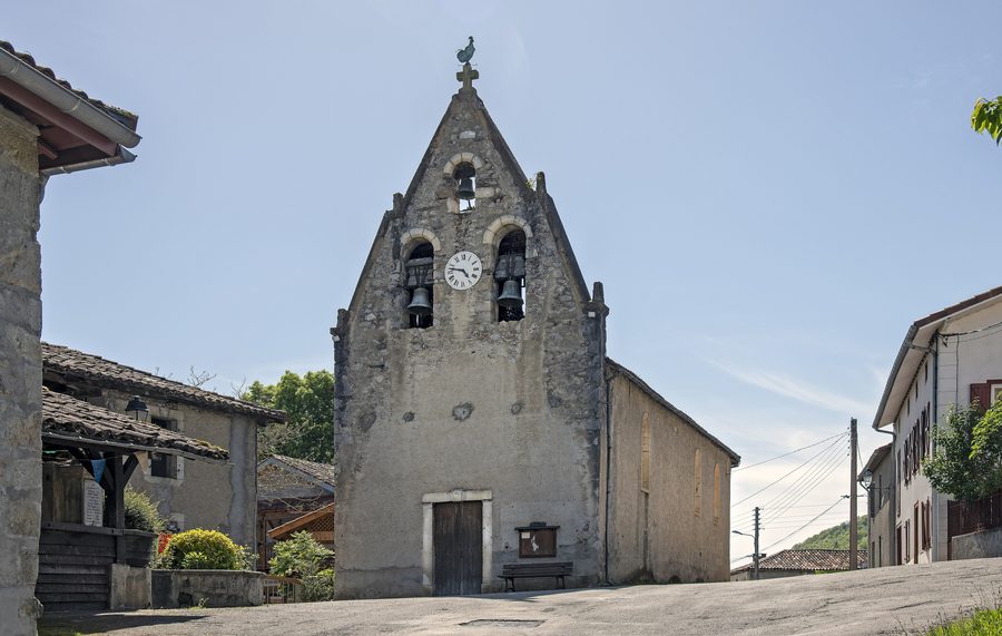 Clocher-mur de l’église de Pujos dans la commune d’Estadens, dans le département de la Haute-Garonne
