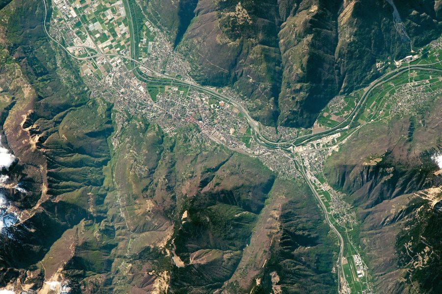 Bellinzone dans la vallée du Tessin avec le Tessin sinueux et les Alpes environnantes