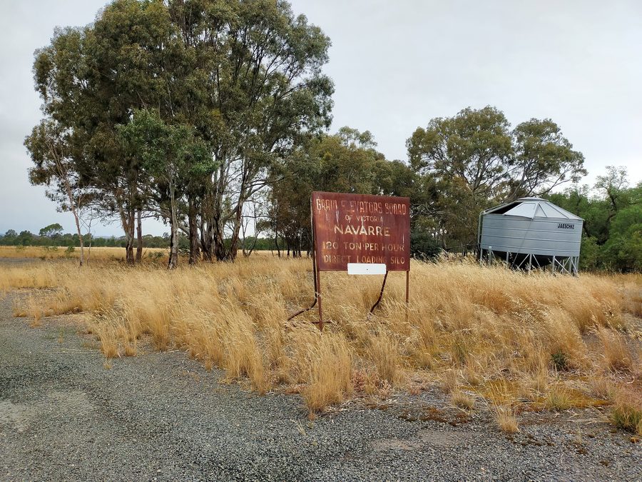 Panneau d’information à la gare de Navarre, dans le Victoria, en Australie