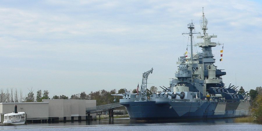 Le cuirassé USS North Carolina près de l’embouchure du Cape Fear River à Wilmington