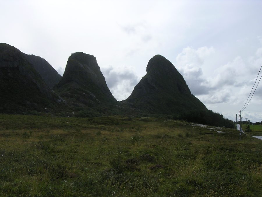 Les petites montagnes caractéristiques Eidebelgan sur la face ouest de l’île de Tomma, près de Nesna.