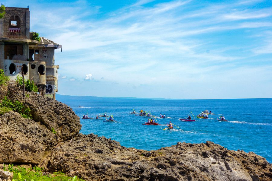 Défilé fluvial traditionnel de pêcheurs sur une plage à Binongkalan, Catmon, Cebu, Philippines.