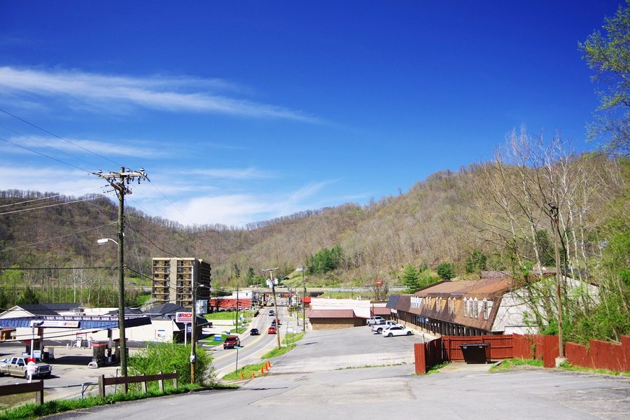 Ligne de commerces sur Main Street à Chapmanville, Virginie-Occidentale, avec la US 119 en arrière-plan