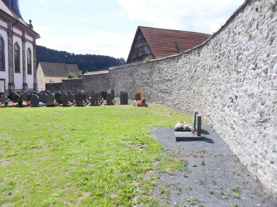 Ancien cimetière de la forteresse-église à Schleid avec le mur du cimetière